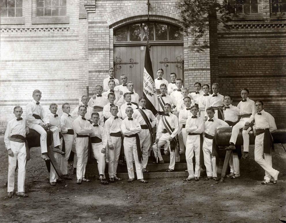 Gruppenbild der Schüler des Schüler-Turnvereins Friesen